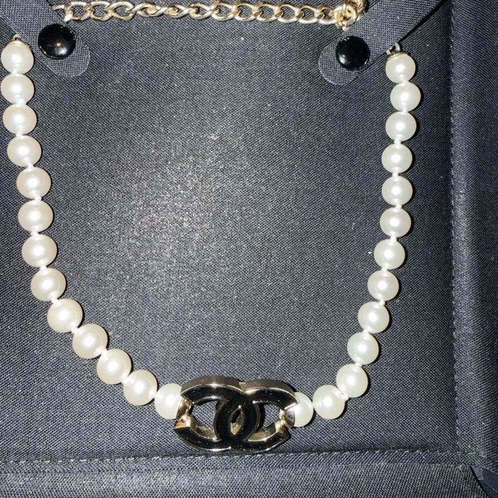 Chanel pearl Chain Necklace with Interlocking Logo Pendant - Gold and black